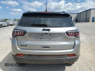 2024 Jeep Compass Latitude z VIN 3C4NJDBN9RT588189, wystawiony jako Copart lot #50189415 z przebiegiem 15 039 mil mil oraz Szkoda całkowita • Salvage title. Historia ofert i sprzedaży dostępna na DreamBid. Obrazek 6.