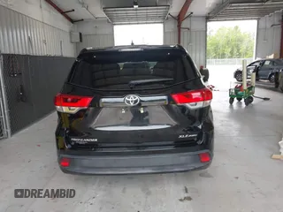 2018 Toyota Highlander SE z VIN 5TDJZRFH5JS532919, wystawiony jako IAAI lot #42246687 z przebiegiem 190 890 mil mil oraz . Historia ofert i sprzedaży dostępna na DreamBid. Obrazek 16.