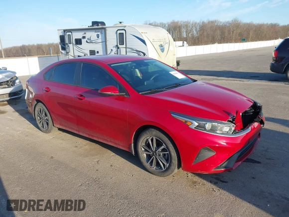 2022 Kia Forte LXS z VIN 3KPF24AD4NE472102, wystawiony jako IAAI lot #41810091 z przebiegiem 45 651 mil mil oraz . Historia ofert i sprzedaży dostępna na DreamBid. Obrazek 1.