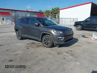 2021 Jeep Compass 80th Anniversary z VIN 3C4NJCEB4MT564077, wystawiony jako IAAI lot #42323844 z przebiegiem 44 241 mil mil oraz . Historia ofert i sprzedaży dostępna na DreamBid. Obrazek 1.