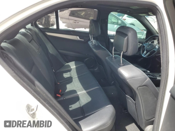 2013 Mercedes-Benz C 300 Sport z VIN WDDGF8AB1DR286864, wystawiony jako Copart lot #62366405 z przebiegiem 107 546 mil mil oraz Szkoda całkowita • Salvage title. Historia ofert i sprzedaży dostępna na DreamBid. Obrazek 10.