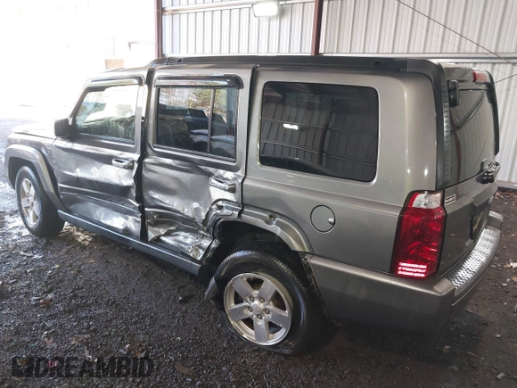 2008 Jeep Commander Sport z VIN 1J8HH48K08C167681, wystawiony jako IAAI lot #41822546 z przebiegiem 155 572 mil mil oraz . Historia ofert i sprzedaży dostępna na DreamBid. Obrazek 6.