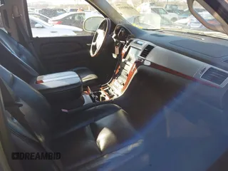 2008 Cadillac Escalade EXT z VIN 3GYFK62828G128252, wystawiony jako IAAI lot #41409193 z przebiegiem 151 328 mil mil oraz . Historia ofert i sprzedaży dostępna na DreamBid. Obrazek 5.