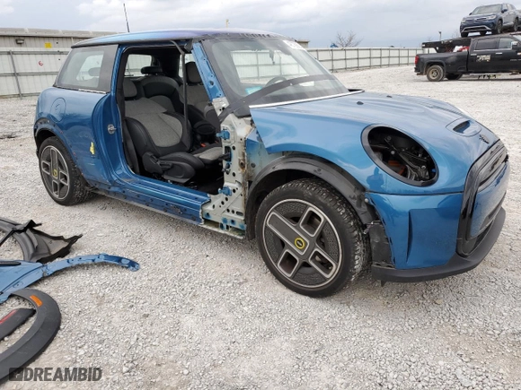 2022 MINI Hardtop 2 Door Cooper SE with VIN WMW13DJ04N2P69787, listed as a Copart auction lot 48729804 with 20,617 mi miles and Salvage Title. Bid and sale history available at carsss.com. Image 4.