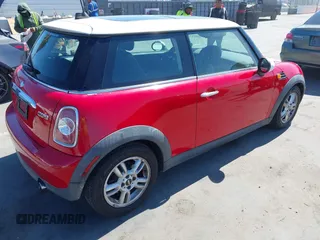 2012 MINI Hardtop z VIN WMWSU3C58CT541805, wystawiony jako IAAI lot #42651734 z przebiegiem 133 314 mil mil oraz . Historia ofert i sprzedaży dostępna na DreamBid. Obrazek 4.
