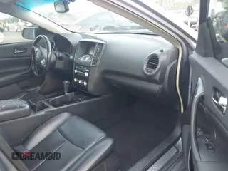 2012 Nissan Maxima SV z VIN 1N4AA5AP7CC805917, wystawiony jako IAAI lot #42070617 z przebiegiem 206 632 mil mil oraz . Historia ofert i sprzedaży dostępna na DreamBid. Obrazek 5.