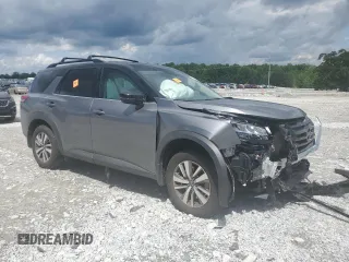 2024 Nissan Pathfinder SL z VIN 5N1DR3CAXRC261317, wystawiony jako Copart lot #56795365 z przebiegiem 21 939 mil mil oraz Szkoda całkowita • Salvage title. Historia ofert i sprzedaży dostępna na DreamBid. Obrazek 4.