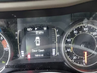 2018 Jeep Cherokee Latitude Tech Connect z VIN 1C4PJLCB0JD595520, wystawiony jako IAAI lot #42020413 z przebiegiem 79 910 mil mil oraz . Historia ofert i sprzedaży dostępna na DreamBid. Obrazek 16.