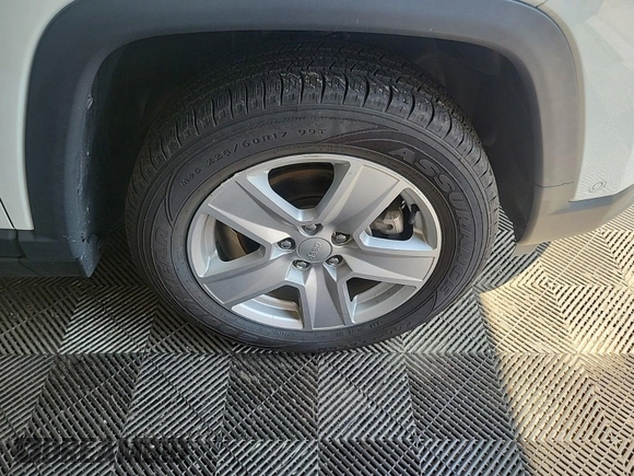 2022 Jeep Compass Latitude z VIN 3C4NJDBB2NT205936, wystawiony jako IAAI lot #42885857 z przebiegiem 39 157 mil mil oraz . Historia ofert i sprzedaży dostępna na DreamBid. Obrazek 27.