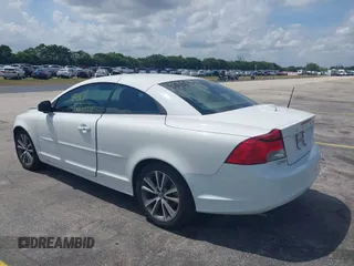 2011 Volvo C70 z VIN YV1672MC5BJ119532, wystawiony jako IAAI lot #42205571 z przebiegiem 137 054 mil mil oraz . Historia ofert i sprzedaży dostępna na DreamBid. Obrazek 3.