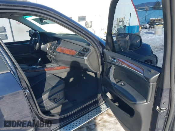 2008 BMW X5 3.0si with VIN 5UXFE43558L001891, listed as a IAAI auction lot 41276202 with 93,376 mi miles. Bid and sale history available at carsss.com. Image 5.