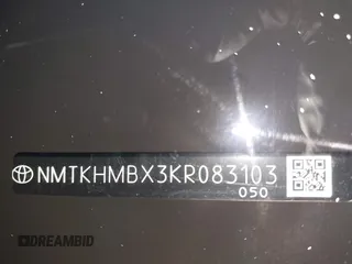 2019 Toyota C-HR XLE z VIN NMTKHMBX3KR083103, wystawiony jako IAAI lot #41935669 z przebiegiem 39 841 mil mil oraz . Historia ofert i sprzedaży dostępna na DreamBid. Obrazek 17.
