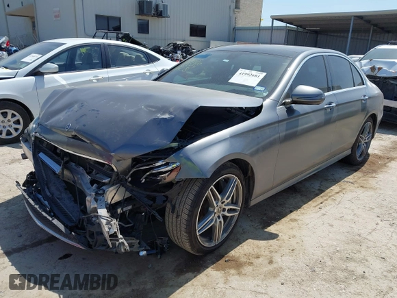 2018 Mercedes-Benz E-Class E 300 with VIN WDDZF4JB1JA365754, listed as a IAAI auction lot 41992681 with 88,203 mi miles. Bid and sale history available at carsss.com. Image 17.