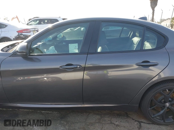 2019 Alfa Romeo Giulia z VIN ZARFAMAN2K7622544, wystawiony jako IAAI lot #41600030 z przebiegiem 37 045 mil mil oraz . Historia ofert i sprzedaży dostępna na DreamBid. Obrazek 14.