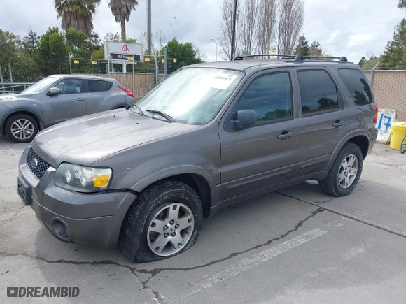 2005 Ford Escape Limited with VIN 1FMCU94195KC22522, listed as a IAAI auction lot 41901471 with 201,427 mi miles. Bid and sale history available at carsss.com. Image 2.