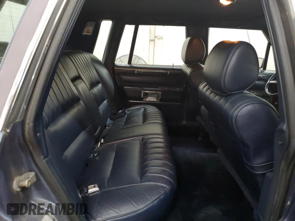 1988 Lincoln Town Car z VIN 1LNBM81F2JY754921, wystawiony jako Copart lot #76236564 z przebiegiem 593 215 mil mil oraz Szkoda całkowita • Salvage title. Historia ofert i sprzedaży dostępna na DreamBid. Obrazek 10.