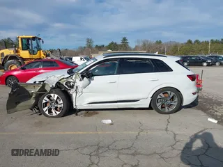 2022 Audi e-tron Premium z VIN WA1AAAGE2NB040546, wystawiony jako IAAI lot #41813053 z przebiegiem 47 002 mil mil oraz . Historia ofert i sprzedaży dostępna na DreamBid. Obrazek 14.