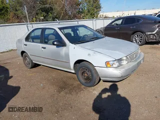 1996 Nissan Sentra XE z VIN 3N1AB41D7TL017556, wystawiony jako IAAI lot #40972398 z przebiegiem 132 831 mil mil oraz . Historia ofert i sprzedaży dostępna na DreamBid. Obrazek 1.