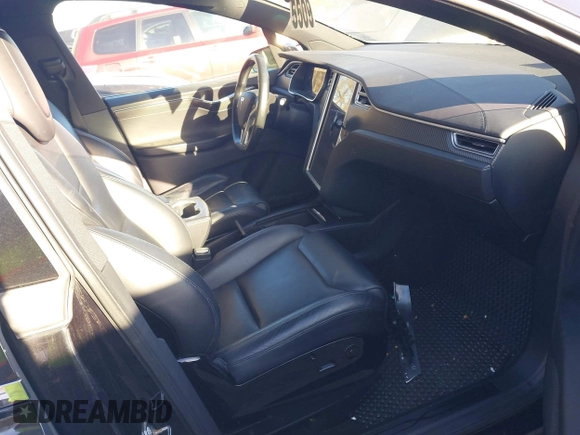 2016 Tesla Model X 70D z VIN 5YJXCAE21GF008724, wystawiony jako IAAI lot #41254897 z przebiegiem 56 140 mil mil oraz . Historia ofert i sprzedaży dostępna na DreamBid. Obrazek 5.