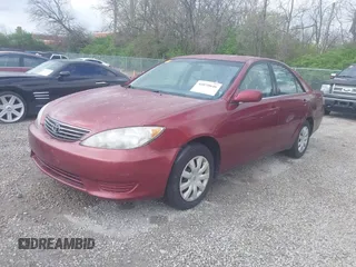 2005 Toyota Camry STD z VIN 4T1BE32K75U102935, wystawiony jako IAAI lot #42070646 z przebiegiem 298 125 mil mil oraz . Historia ofert i sprzedaży dostępna na DreamBid. Obrazek 2.