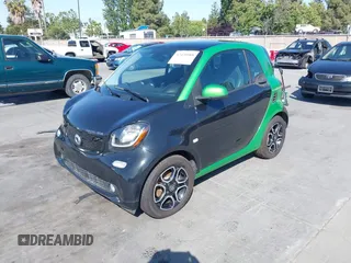 2017 Smart fortwo Pure z VIN WMEFJ9BA9HK226752, wystawiony jako IAAI lot #42420588 z przebiegiem Nie podano mil oraz . Historia ofert i sprzedaży dostępna na DreamBid. Obrazek 2.