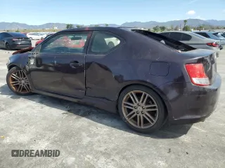 2013 Scion tC z VIN JTKJF5C7XD3046005, wystawiony jako Copart lot #51385935 z przebiegiem 113 879 mil mil oraz Tytuł czysty. Historia ofert i sprzedaży dostępna na DreamBid. Obrazek 2.