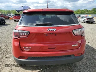 2020 Jeep Compass Latitude z VIN 3C4NJDBB1LT129848, wystawiony jako Copart lot #56048045 z przebiegiem 42 449 mil mil oraz Szkoda całkowita • Salvage title. Historia ofert i sprzedaży dostępna na DreamBid. Obrazek 6.