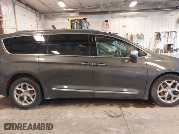 2018 Chrysler Pacifica Limited z VIN 2C4RC1GG2JR357615, wystawiony jako IAAI lot #41937587 z przebiegiem 62 394 mil mil oraz . Historia ofert i sprzedaży dostępna na DreamBid. Obrazek 14.