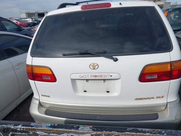 1998 Toyota Sienna LE with VIN 4T3ZF13C3WU074731, listed as a IAAI auction lot 41561965 with 174,130 mi miles. Bid and sale history available at carsss.com. Image 16.