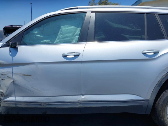 2018 Volkswagen Atlas SE with VIN 1V2CR2CA6JC570554, listed as a IAAI auction lot 42403260 with 109,427 mi miles and . Bid and sale history available at DreamBid. Image 15.
