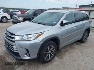 2017 Toyota Highlander XLE z VIN 5TDJZRFH6HS509725, wystawiony jako IAAI lot #42677602 z przebiegiem 120 311 mil mil oraz . Historia ofert i sprzedaży dostępna na DreamBid. Obrazek 17.