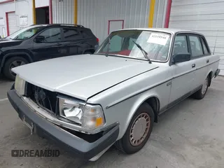 1990 Volvo 240 с VIN YV1AA8841L1418504, выставлен на аукционе IAAI как лот 42110540 с пробегом 216 447 миль миль и . История ставок и продаж доступна на DreamBid. Изображение 2.