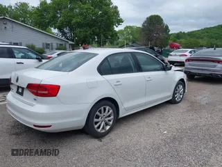 2015 Volkswagen Jetta SE z VIN 3VWD17AJ8FM323116, wystawiony jako IAAI lot #42246679 z przebiegiem 175 446 mil mil oraz . Historia ofert i sprzedaży dostępna na DreamBid. Obrazek 4.