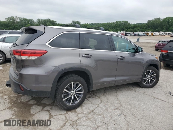 2018 Toyota Highlander SE z VIN 5TDJZRFH8JS523194, wystawiony jako Copart lot #57434645 z przebiegiem 57 965 mil mil oraz Szkoda całkowita • Salvage title. Historia ofert i sprzedaży dostępna na DreamBid. Obrazek 3.