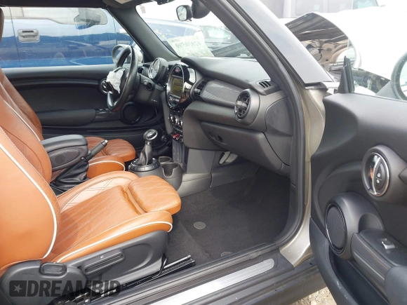 2016 MINI Convertible с VIN WMWWG5C53G3C19327, выставлен на аукционе IAAI как лот 42030590 с пробегом 33 898 миль миль и . История ставок и продаж доступна на DreamBid. Изображение 5.