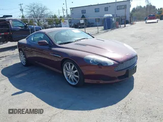 2005 Aston Martin DB9 z VIN SCFAD01A75GA01262, wystawiony jako IAAI lot #41937486 z przebiegiem 35 538 mil mil oraz . Historia ofert i sprzedaży dostępna na DreamBid. Obrazek 1.
