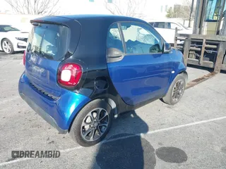 2016 Smart fortwo Passion z VIN WMEFJ5DA4GK067126, wystawiony jako IAAI lot #41559385 z przebiegiem 79 540 mil mil oraz . Historia ofert i sprzedaży dostępna na DreamBid. Obrazek 4.