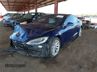 2017 Tesla Model S 100D z VIN 5YJSA1E21HF190815, wystawiony jako IAAI lot #42422004 z przebiegiem 99 938 mil mil oraz . Historia ofert i sprzedaży dostępna na DreamBid. Obrazek 2.