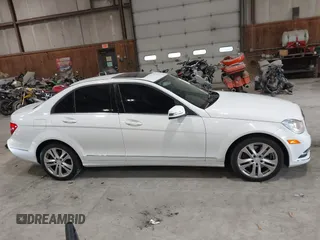 2013 Mercedes-Benz C 300 Sport с VIN WDDGF8AB3DA859410, выставлен на аукционе IAAI как лот 42522407 с пробегом 110 502 миль миль и . История ставок и продаж доступна на DreamBid. Изображение 13.