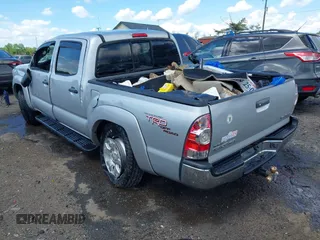 2006 Toyota Tacoma z VIN 5TELU42N56Z234046, wystawiony jako IAAI lot #42197128 z przebiegiem 143 715 mil mil oraz . Historia ofert i sprzedaży dostępna na DreamBid. Obrazek 3.