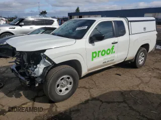 2025 Nissan Frontier SV z VIN 1N6ED1CMXSN623529, wystawiony jako Copart lot #51089935 z przebiegiem 303 mil mil oraz Tytuł czysty. Historia ofert i sprzedaży dostępna na DreamBid. Obrazek 1.