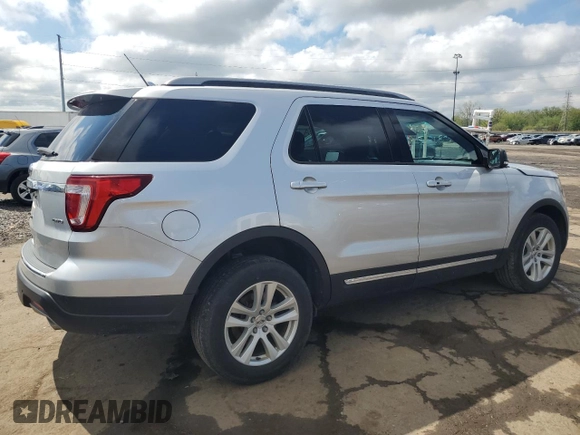 2018 Ford Explorer XLT z VIN 1FM5K8D88JGB53969, wystawiony jako Copart lot #55858935 z przebiegiem 154 555 mil mil oraz Czysty tytuł • Clean title. Historia ofert i sprzedaży dostępna na DreamBid. Obrazek 3.