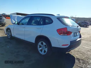 2015 BMW X1 sDrive28i z VIN WBAVM1C50FVZ94553, wystawiony jako IAAI lot #41321995 z przebiegiem Nie podano mil oraz . Historia ofert i sprzedaży dostępna na DreamBid. Obrazek 3.