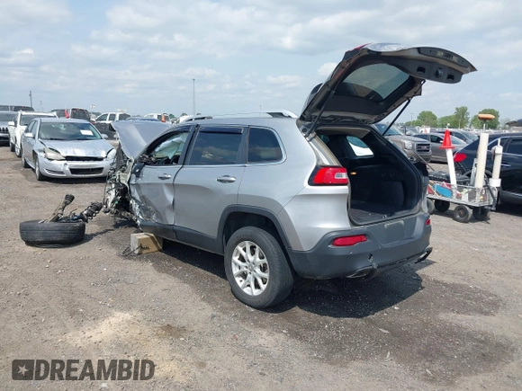 2016 Jeep Cherokee Latitude with VIN 1C4PJMCS2GW267423, listed as a IAAI auction lot 42018980 with 183,941 mi miles. Bid and sale history available at carsss.com. Image 3.