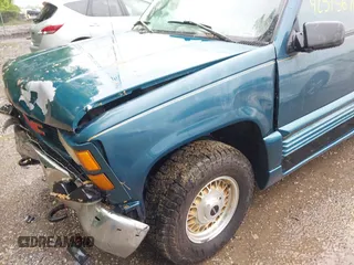 1995 GMC Suburban with VIN 1GDFK16K8SJ741041, listed as a IAAI auction lot 42315676 with 159,312 mi miles and . Bid and sale history available at DreamBid. Image 17.