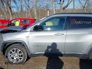 2022 Jeep Compass Latitude Lux с VIN 3C4NJDFB0NT171103, выставлен на аукционе IAAI как лот 41857327 с пробегом 17 940 миль миль и . История ставок и продаж доступна на DreamBid. Изображение 14.