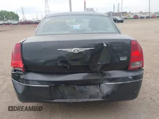 2005 Chrysler 300 Touring z VIN 2C3JA53G15H155185, wystawiony jako IAAI lot #42243504 z przebiegiem 176 557 mil mil oraz . Historia ofert i sprzedaży dostępna na DreamBid. Obrazek 16.