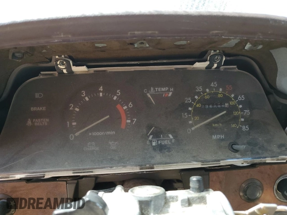 1983 Toyota Pickup z VIN JT4RN44S1D1111992, wystawiony jako Copart lot #54346175 z przebiegiem 236 099 mil mil oraz Czysty tytuł • Clean title. Historia ofert i sprzedaży dostępna na DreamBid. Obrazek 9.