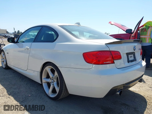2012 BMW 3 Series 335i z VIN WBAKG7C50CE802783, wystawiony jako IAAI lot #42147783 z przebiegiem 76 083 mil mil oraz . Historia ofert i sprzedaży dostępna na DreamBid. Obrazek 3.