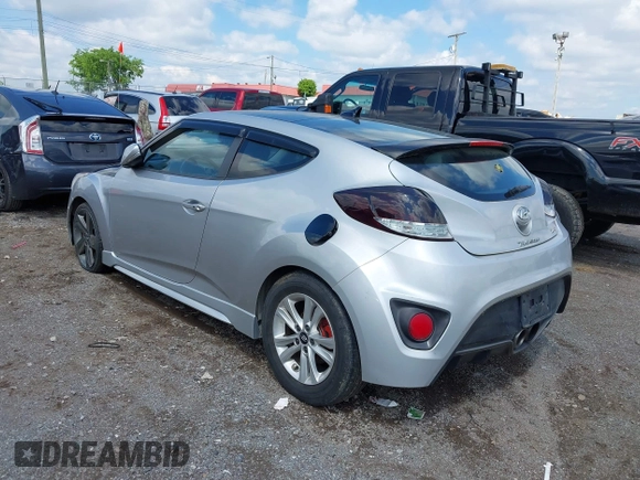 2013 Hyundai Veloster Turbo z VIN KMHTC6AE3DU136005, wystawiony jako IAAI lot #42243308 z przebiegiem 118 257 mil mil oraz . Historia ofert i sprzedaży dostępna na DreamBid. Obrazek 3.